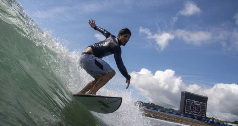 Tóquio: alerta de tufão deixa surfistas animados com ondas mais altas