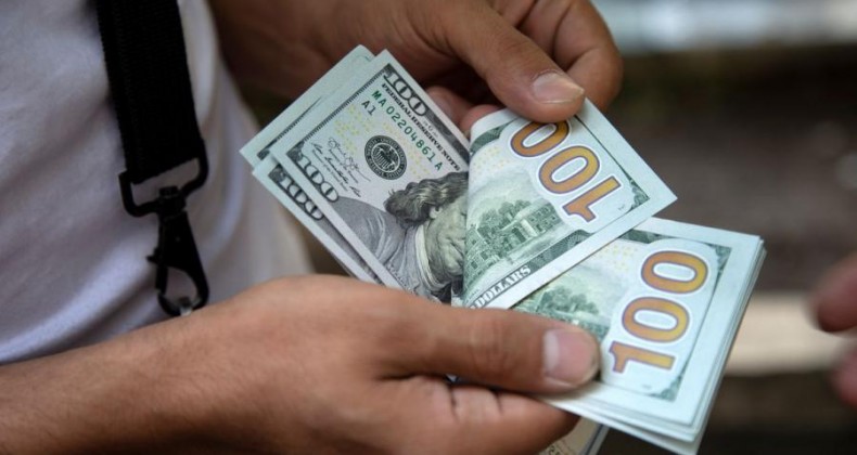 Dólar tem maior queda em três semanas e fecha abaixo de R$ 5,40