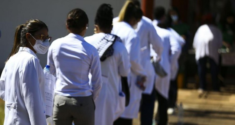 Governo relança Mais Médicos; brasileiros terão prioridade
