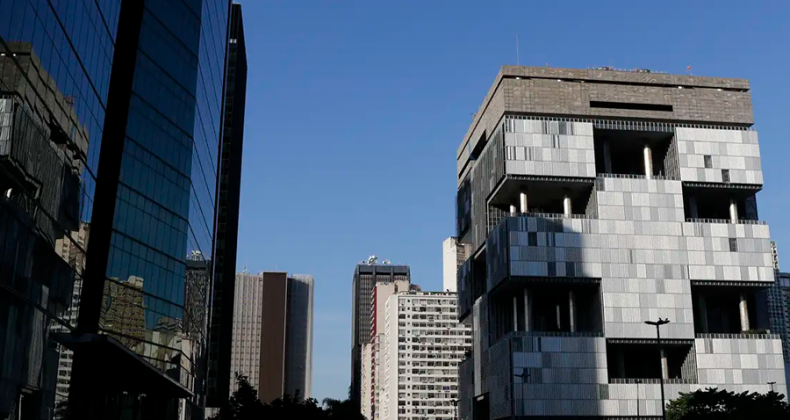 Petrobras seleciona escolas públicas para receber doação de notebooks