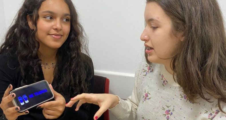Estudantes do ensino técnico desenvolvem app para tradução em Libras